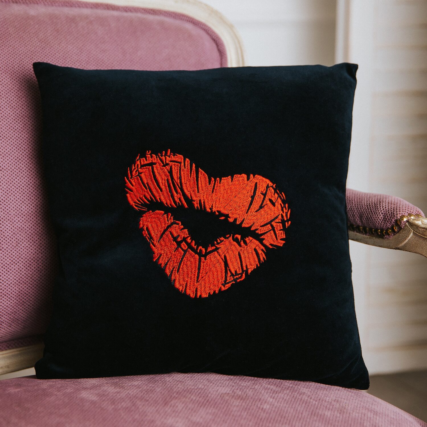 Dekoratyvinė veliūrinė pagalvėlė "Valentinas"