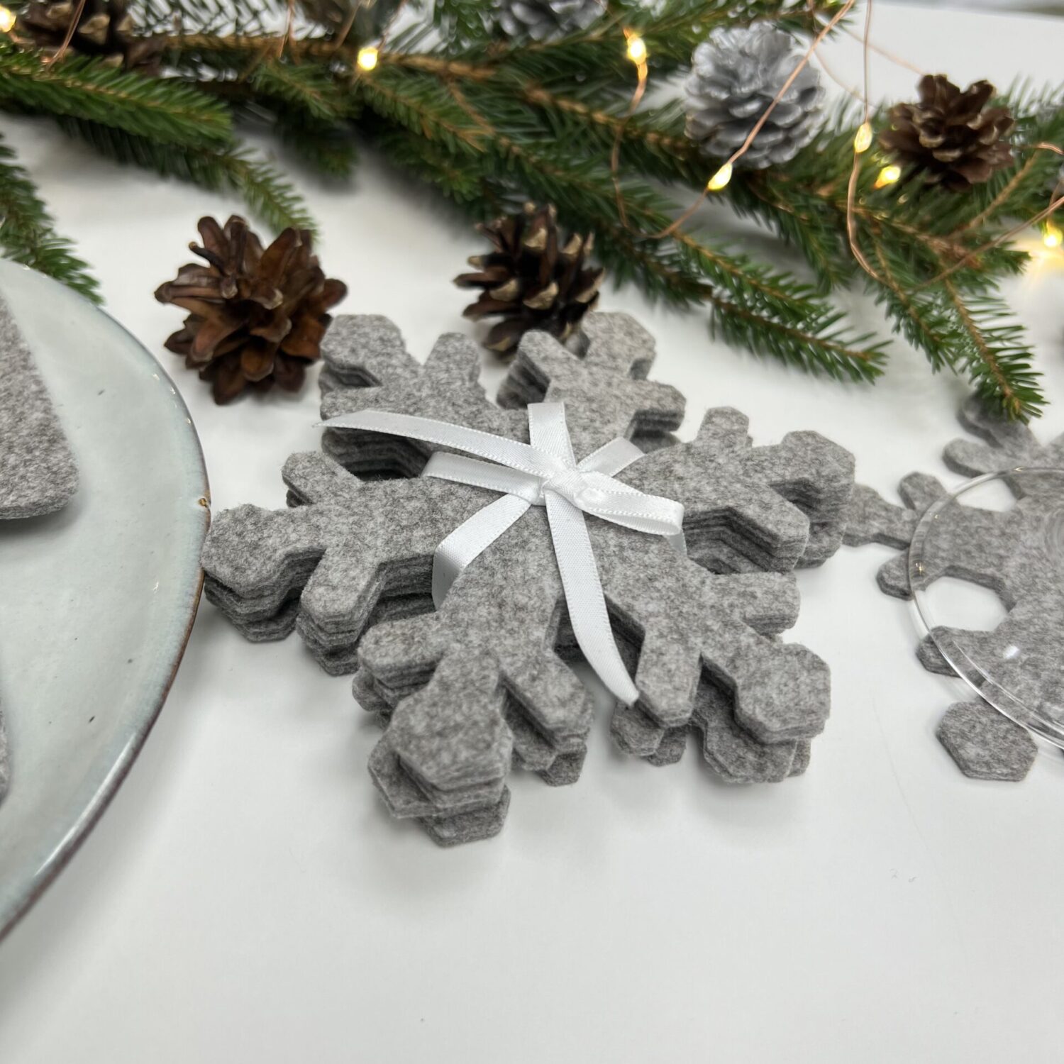 Snaigė iš veltinio stalo dekoravimui