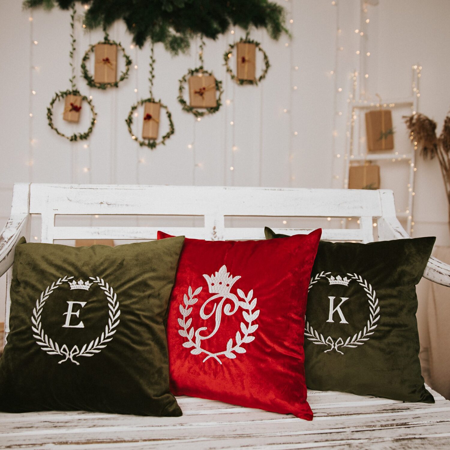 Barchatinė dekoratyvinė pagalvėlė su inicialais