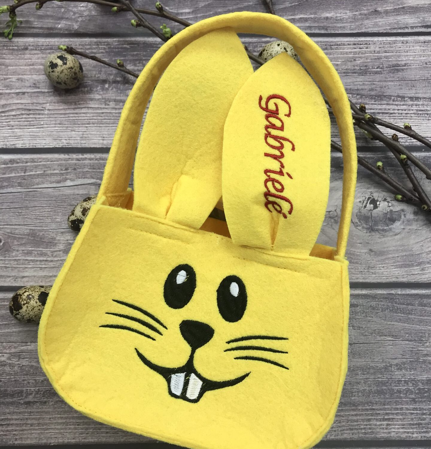 Velykų zuikio tašytė pasiūta iš veltinio.