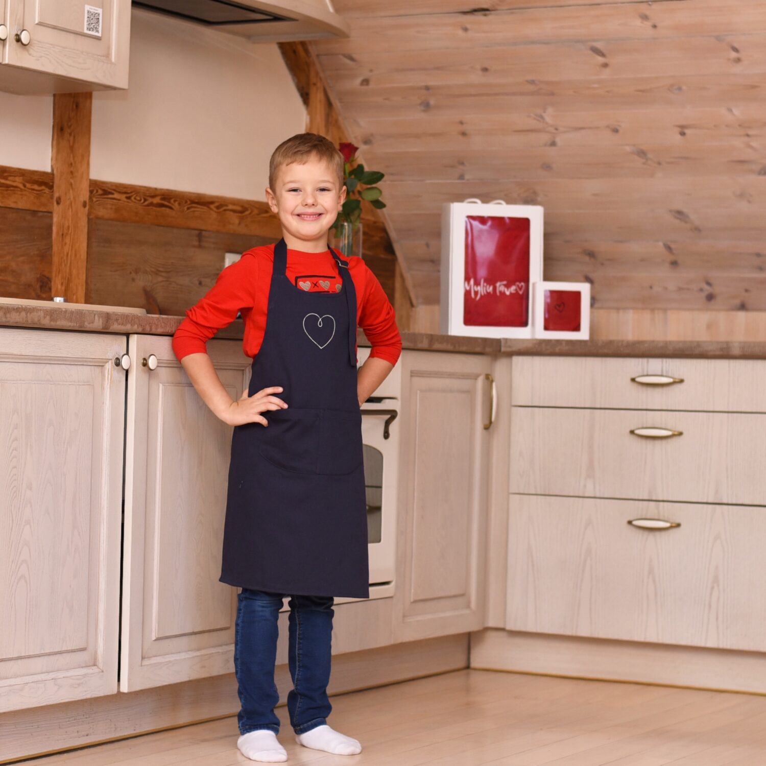 Universali vaikiška prijuostė "Širdelė"