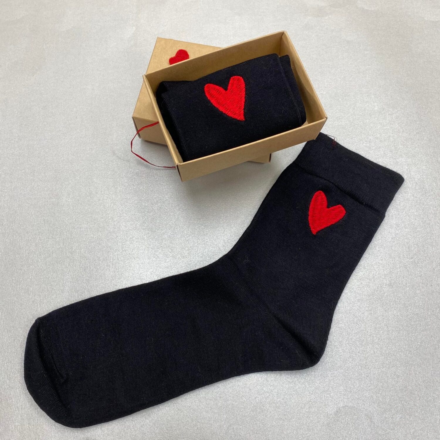 Išsiuvinėtos kojinės "Širdelė"