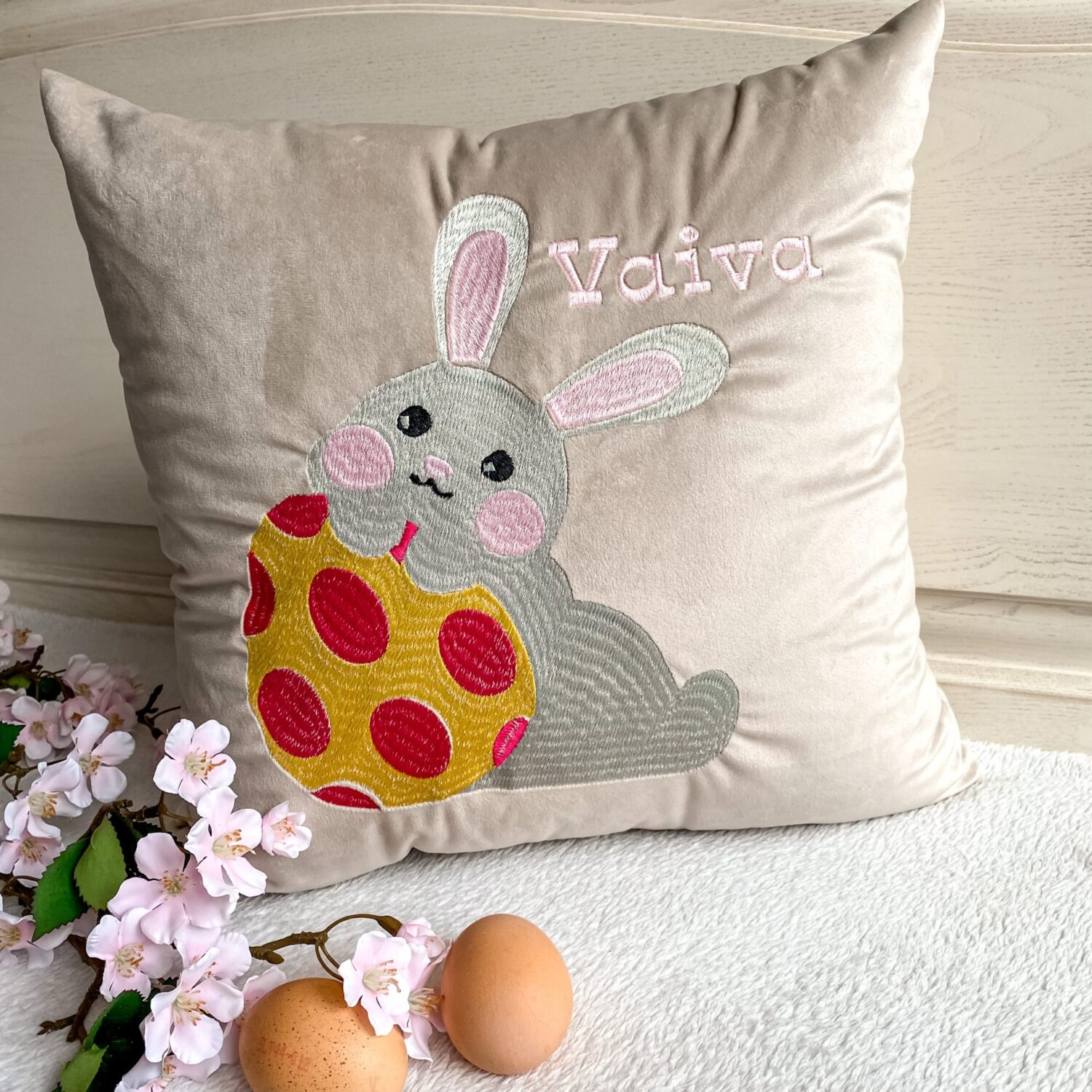 Dekoratyvinė pagalvėlė "Zuikis su margučiu"