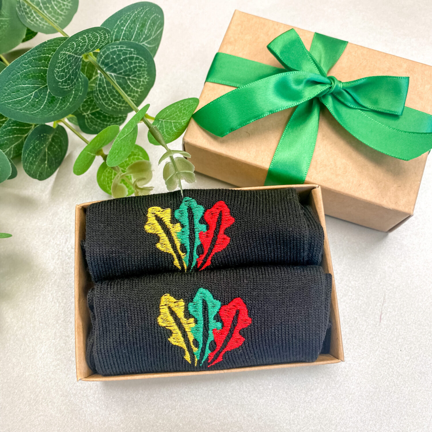 Kojinės su išsiuvinėtu trispalviu ąžuolu