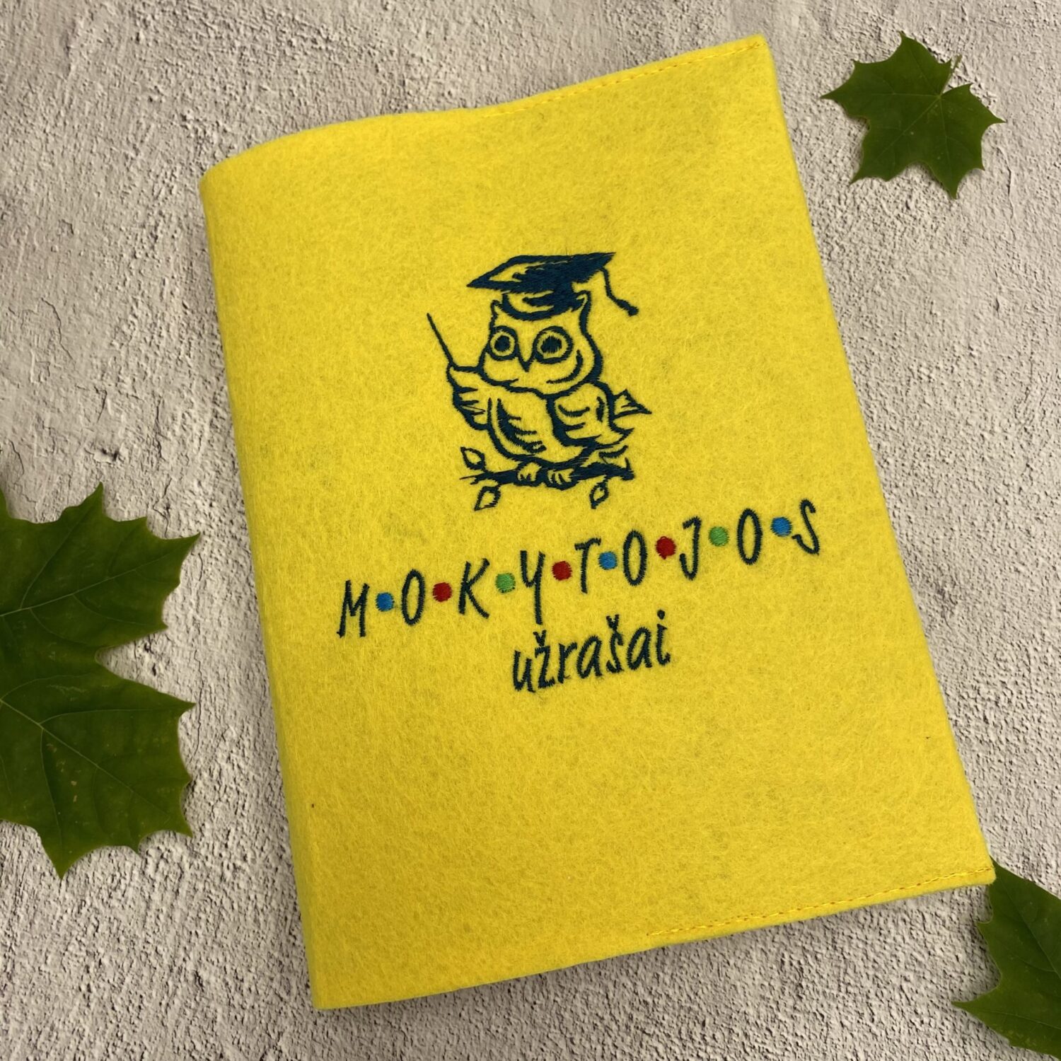 Išsiuvinėtas veltinio aplankalas su užrašų knygute viduje "Mokytojų diena"