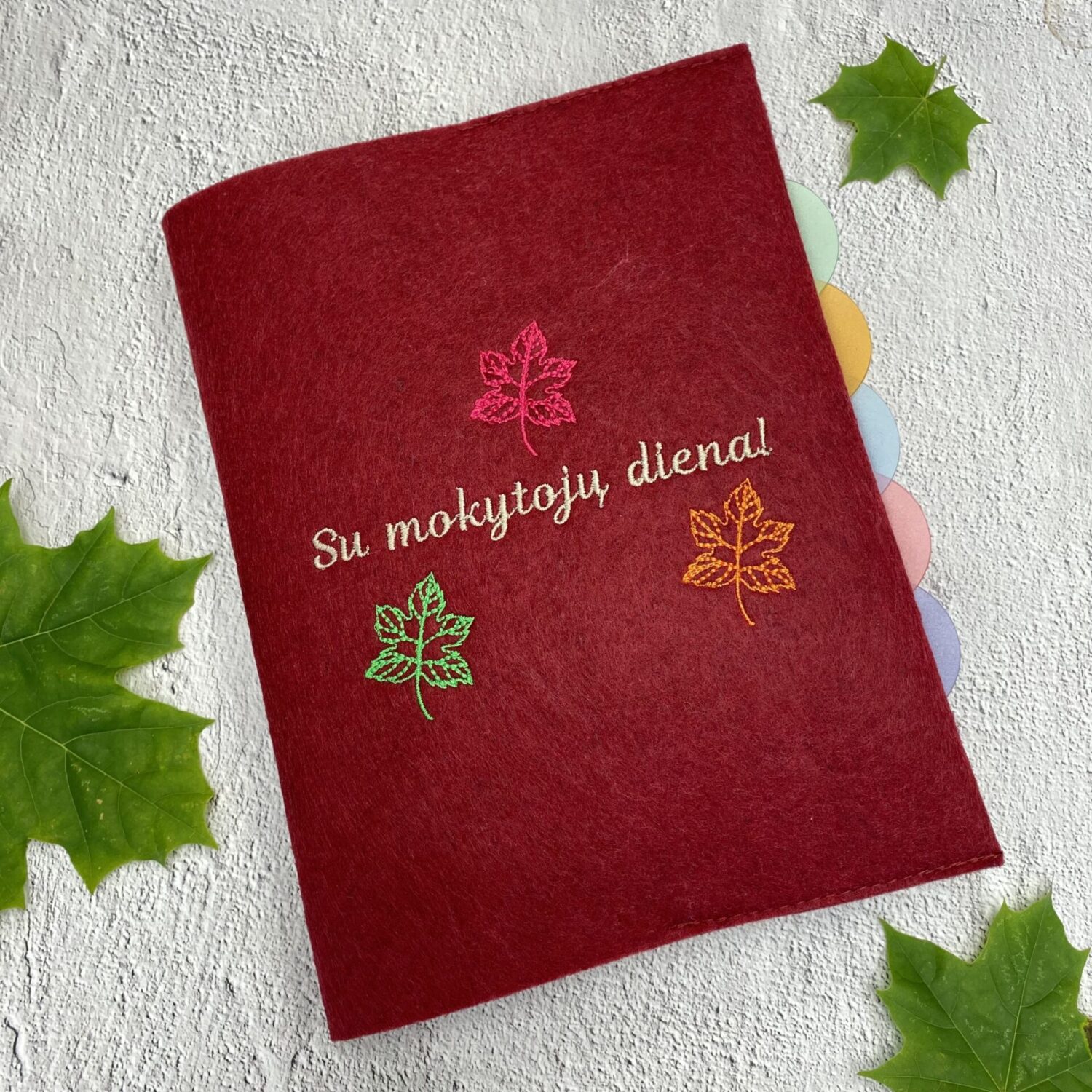 Išsiuvinėtas veltinio aplankalas su užrašų knygute viduje "Mokytojui"