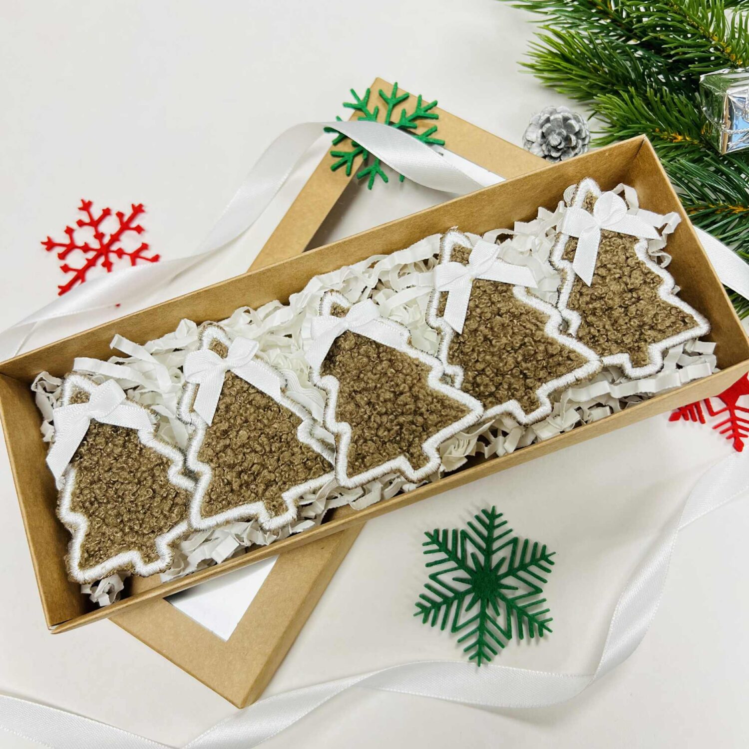 Rankų darbo Kalėdų eglutės žaisliukai "Rudos eglutės"