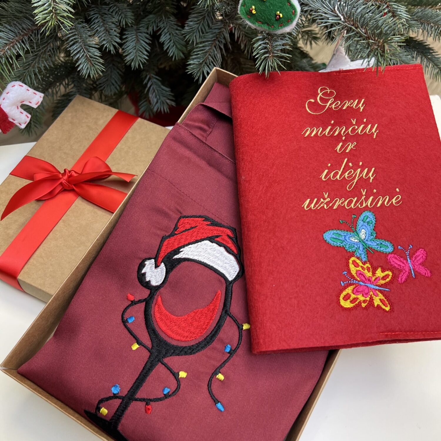 Rinkinukas: užrašų knygutė ir išsiuvinėta prijuostė