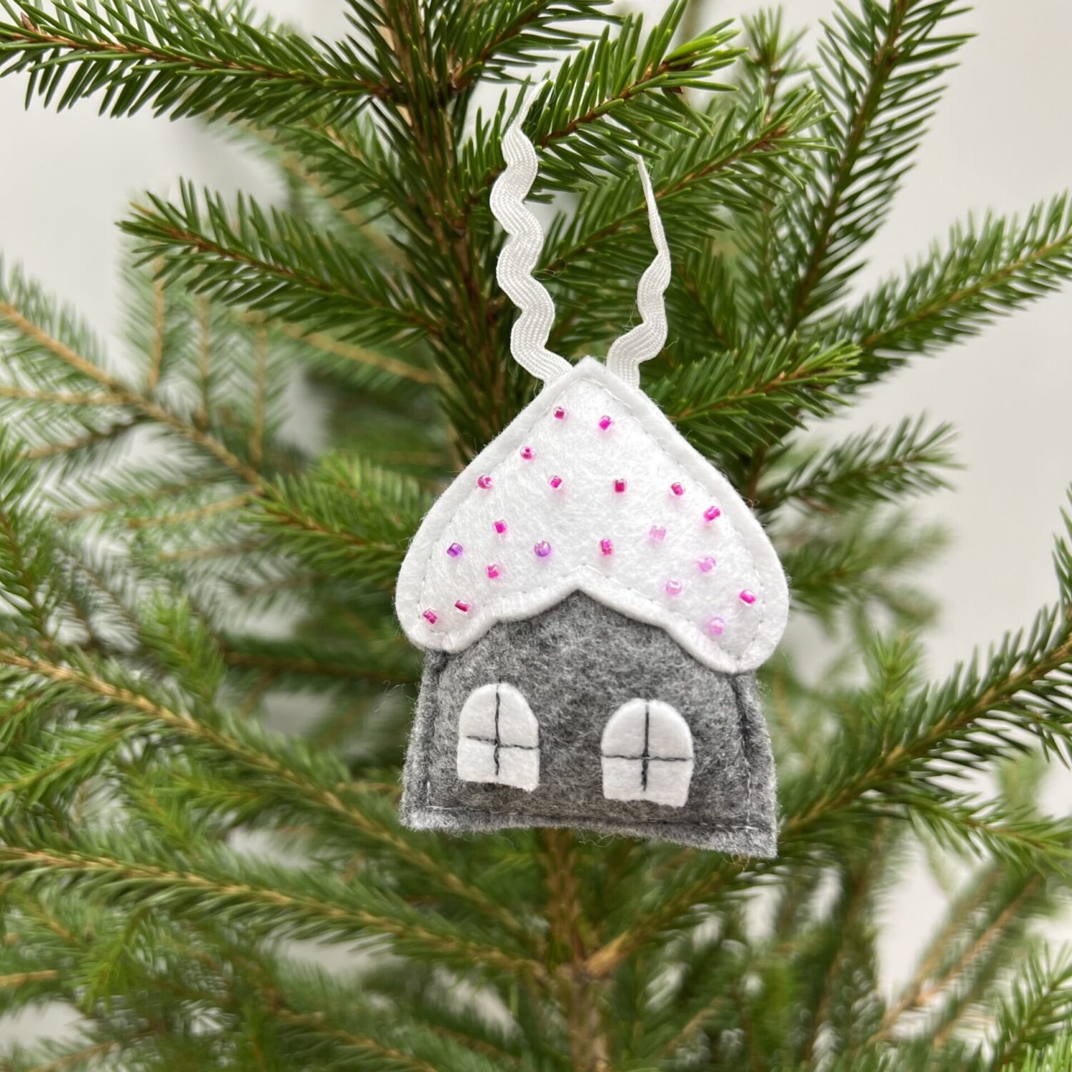 Išsiuvinėti rankų darbo Kalėdų eglutės žaisliukai