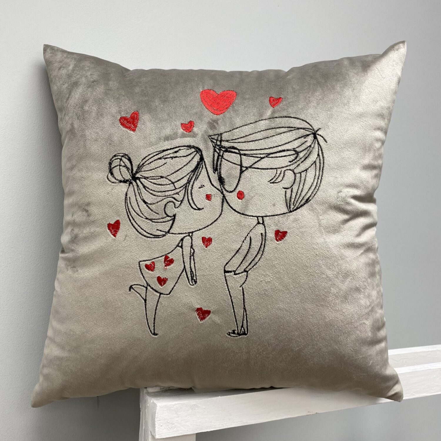 Dekoratyvinė pagalvėlė "Meilei žodžių nereikia"