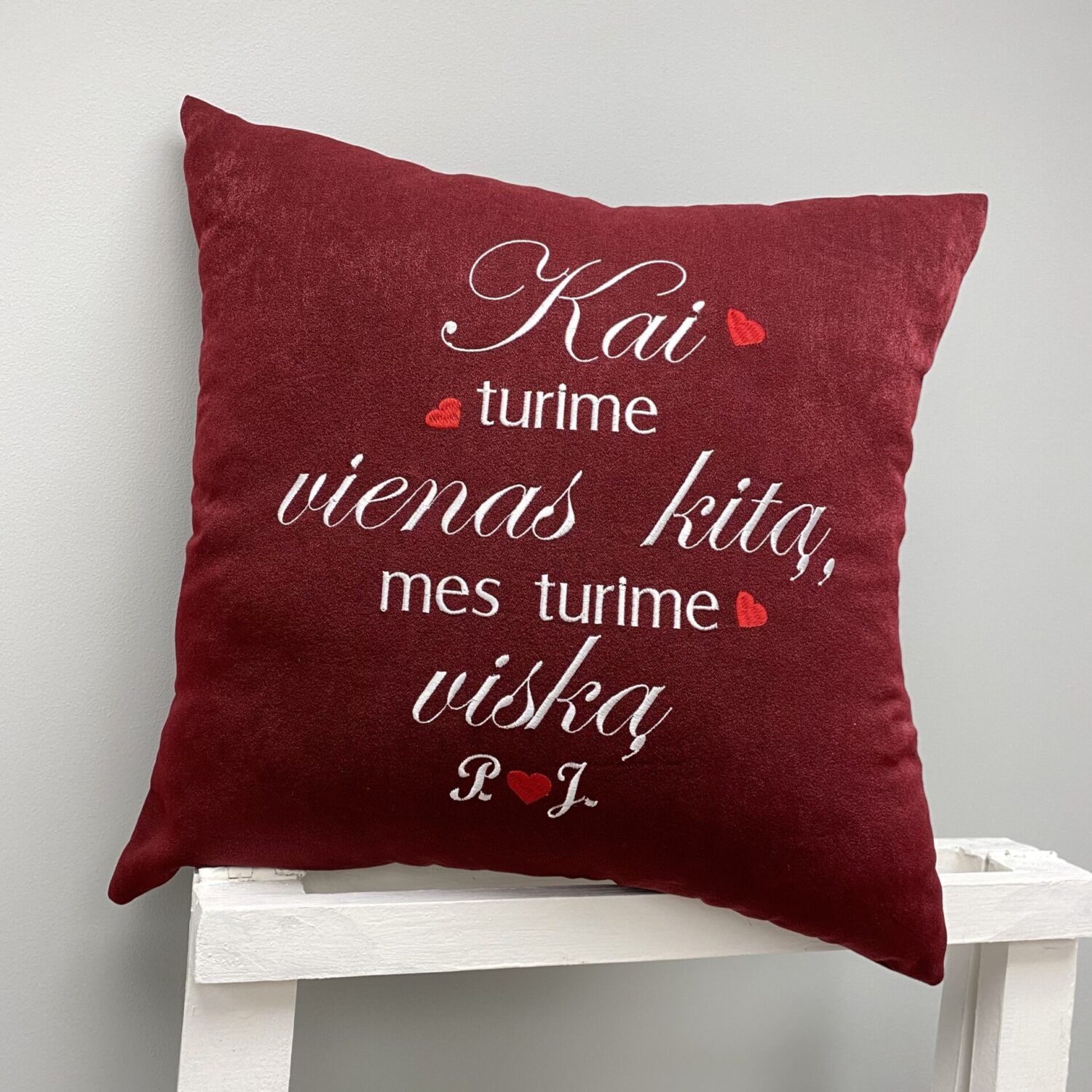 Dekoratyvinė pagalvėlė "Turime vienas kitą"