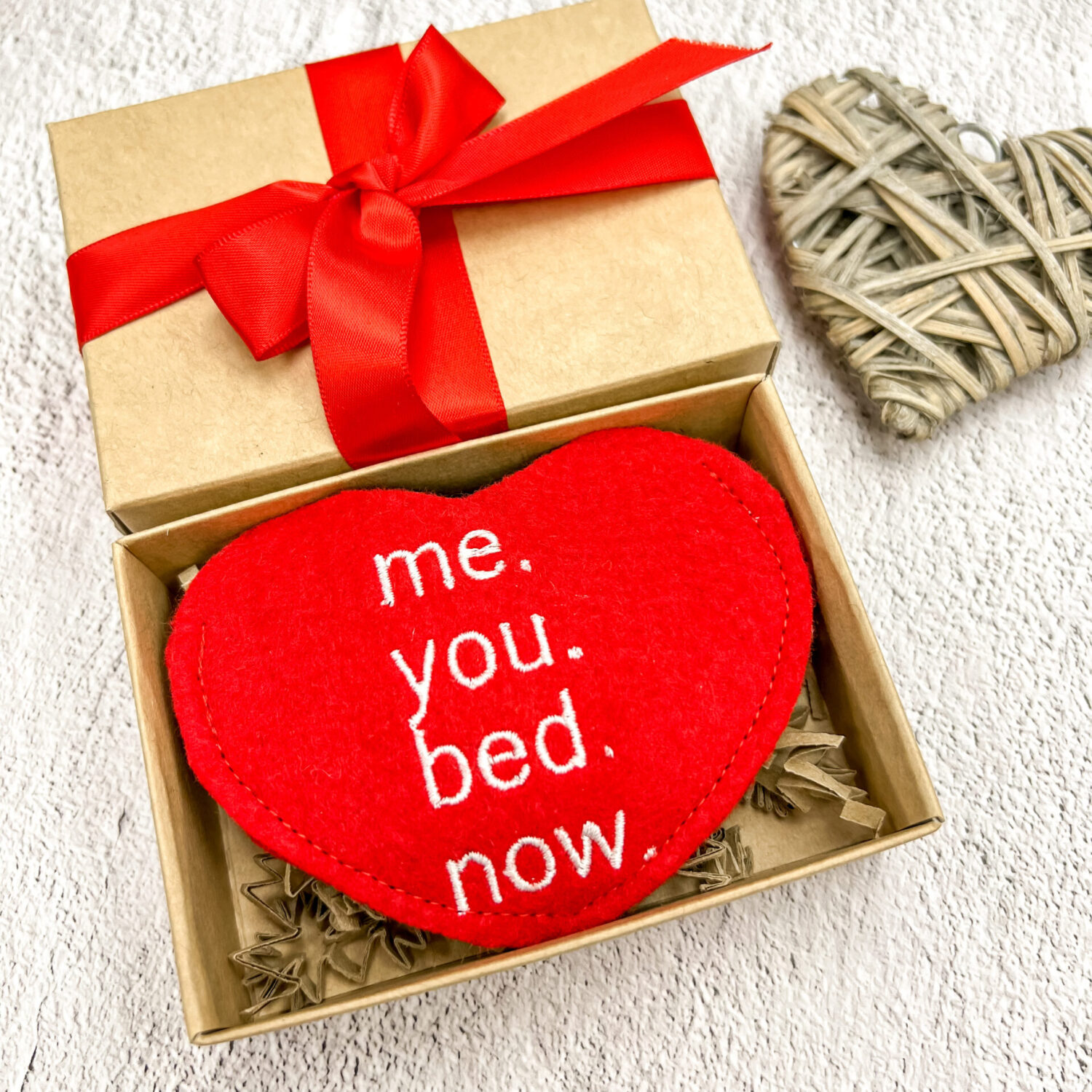 Dovanėlė staigmenėlė me. you. bed. now.