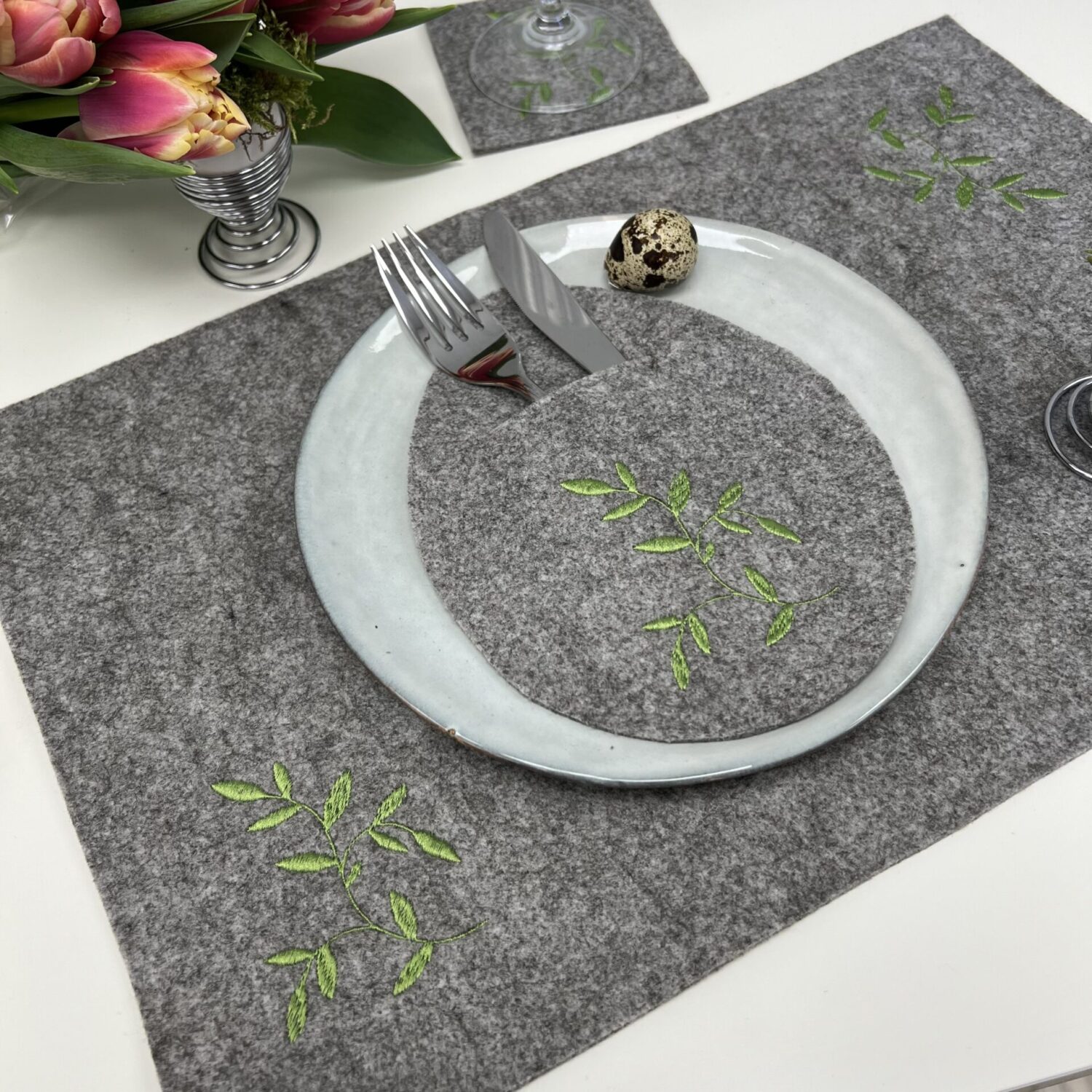 Velykinių padėkliukų komplektas su išsiuvinėtais lapeliais