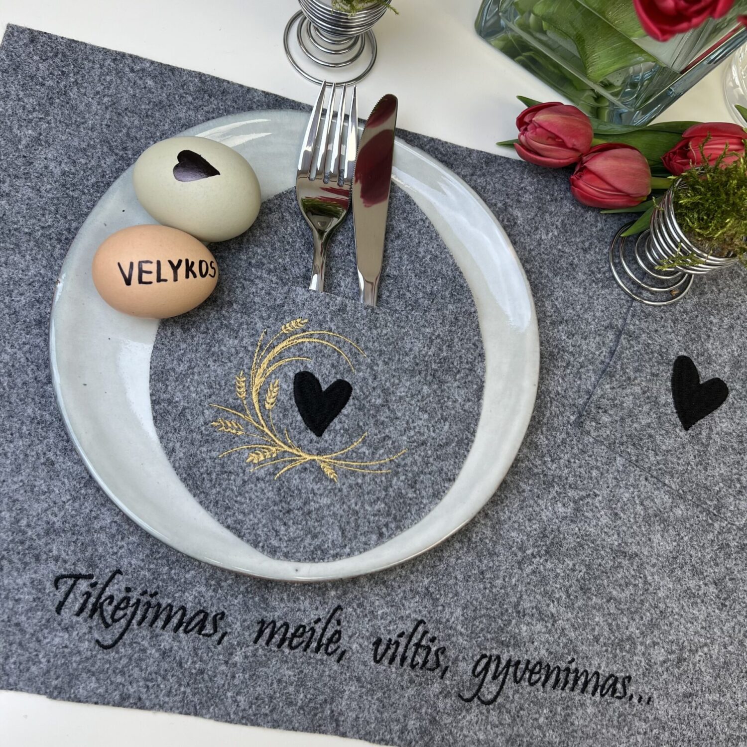 Velykinių padėkliukų komplektas su išsiuvinėta širdele ir ornamentu