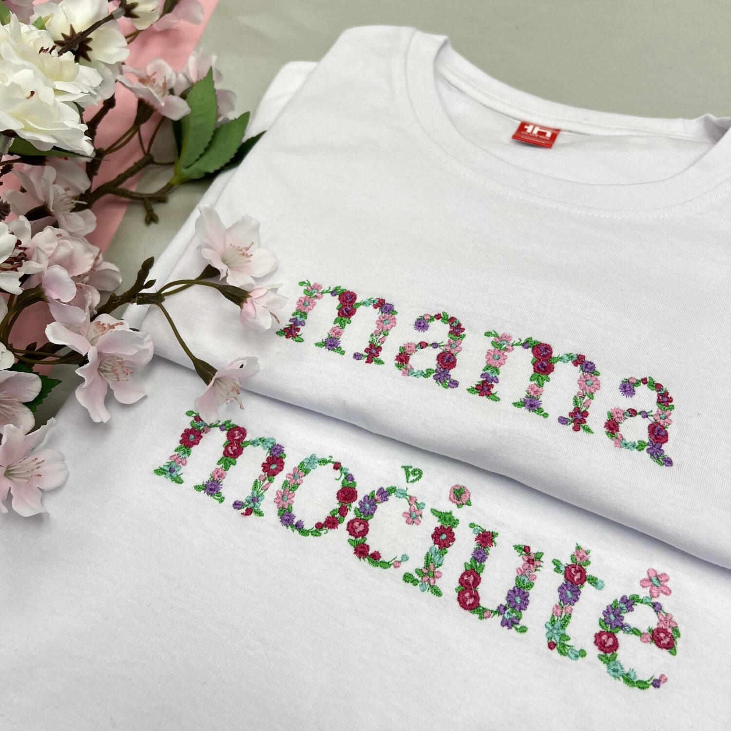 Marškinėliai mama arba močiutė žodžiai išsiuvinėti iš gėlyčių