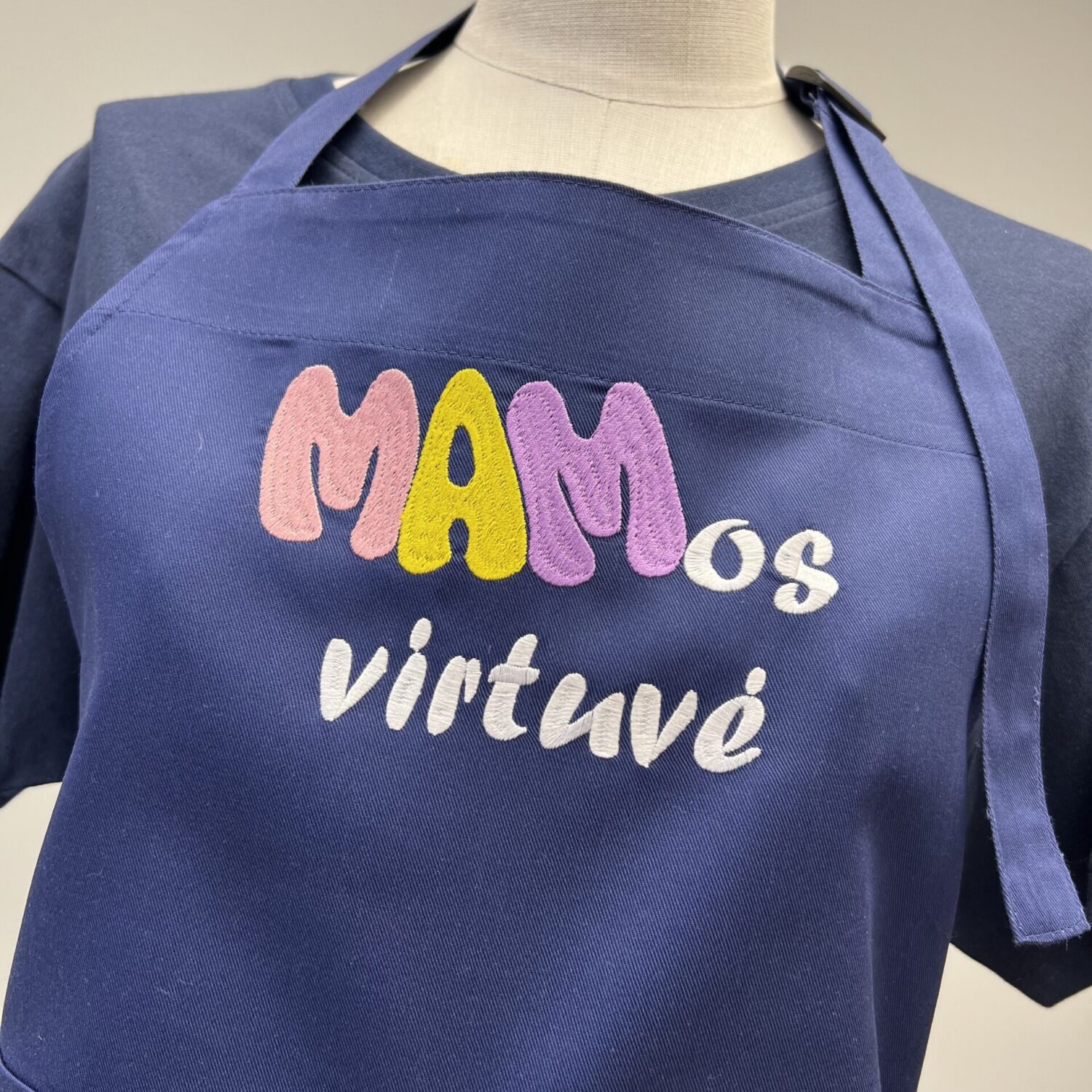 Prijuostė su išsiuvinėtu užrašu "Mamos virtuvė"