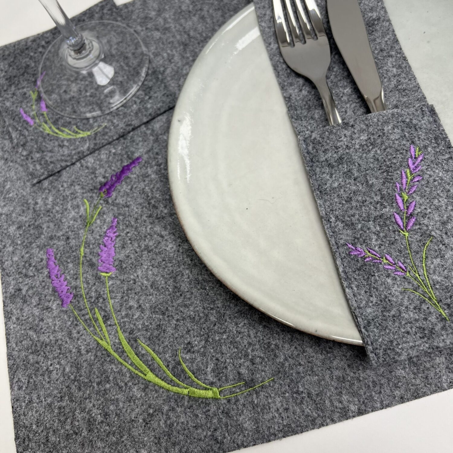 Padėkliukų rinkinys su išsiuvinėtomis levandomis