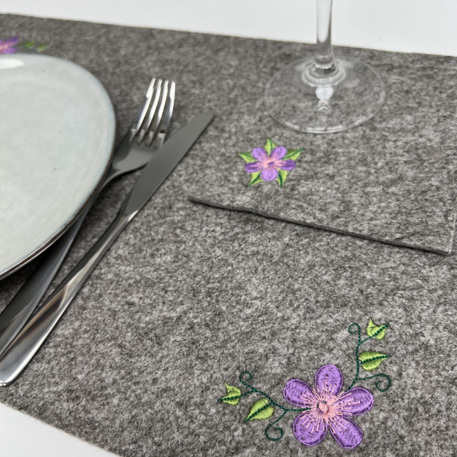 Padėkliukų rinkinys su išsiuvinėtomis gėlėmis