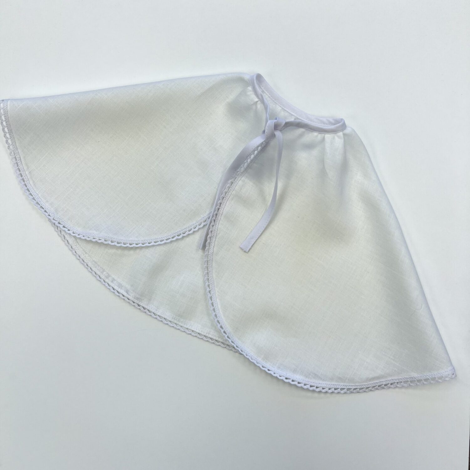 Rankų darbo krikšto skraistė išsiuvinėta su vaiko vardu, data ir angeliuku