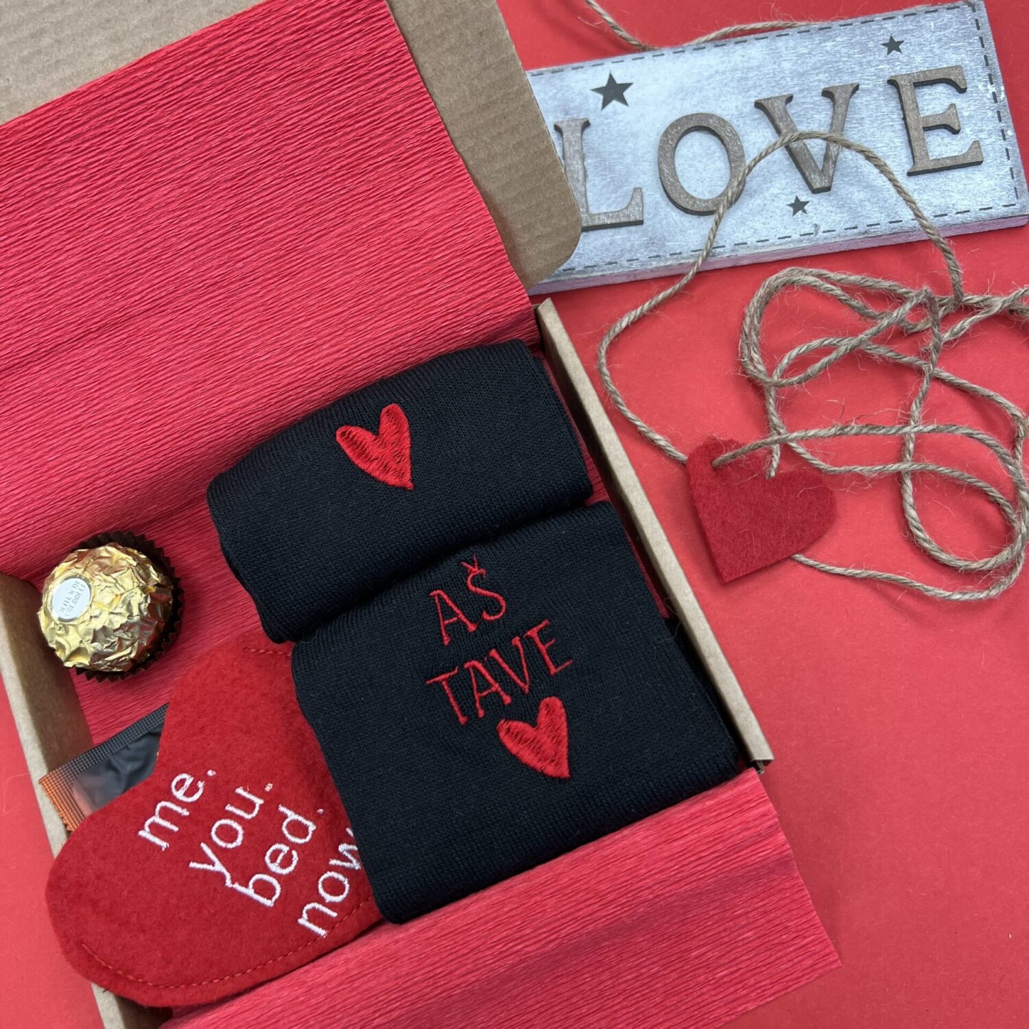 Išsiuvinėtos kojinės + dėkliukas.