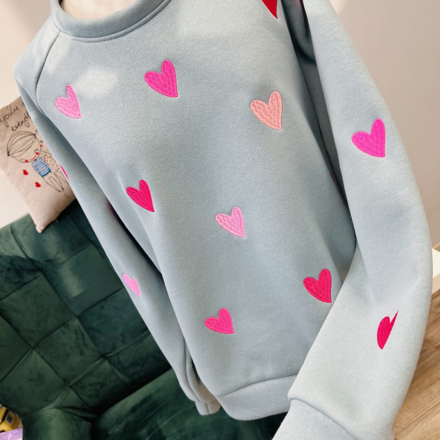 "Rožinių širdelių džemperis"