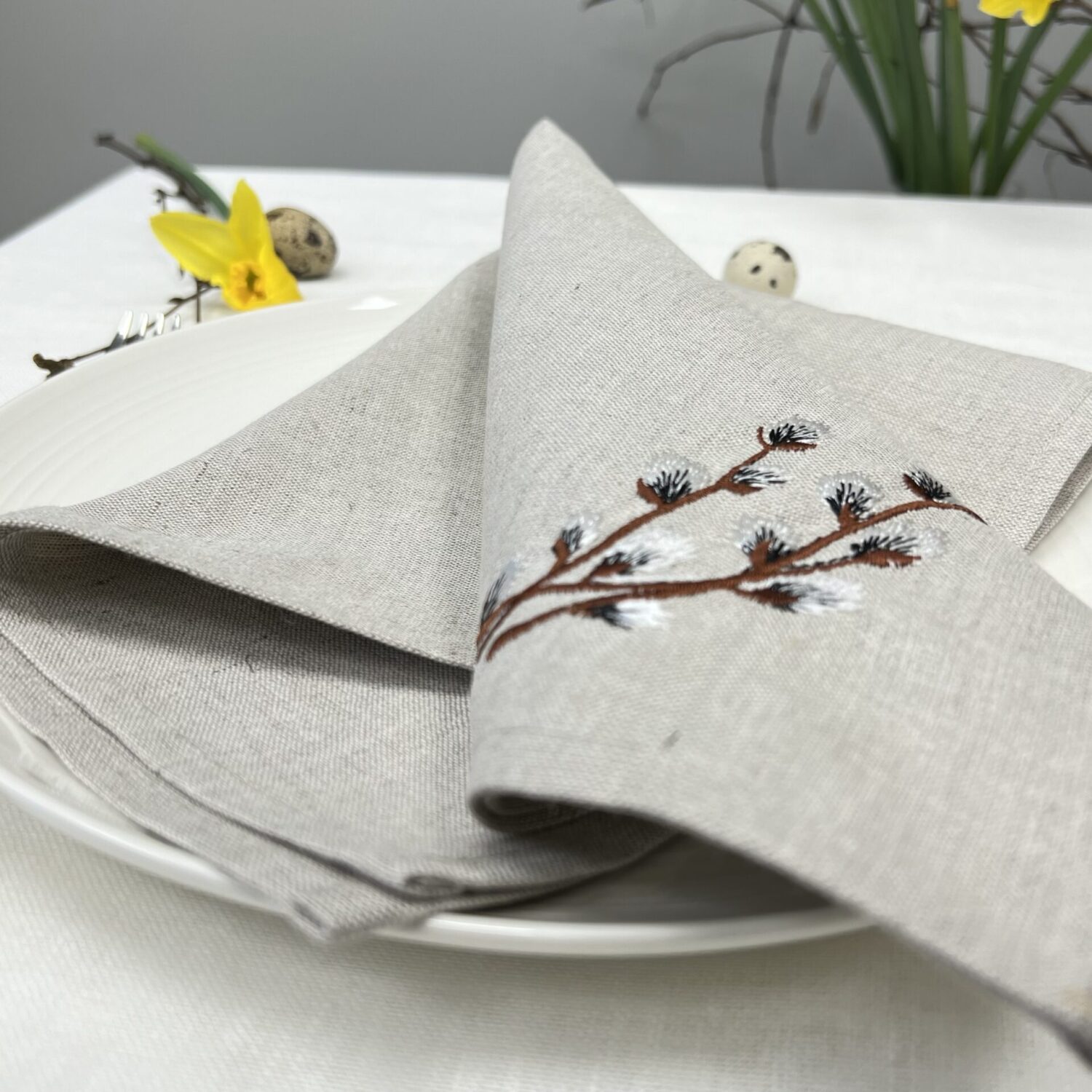 Natūralaus lino servetėlė išsiuvinėta kačiukų šakele