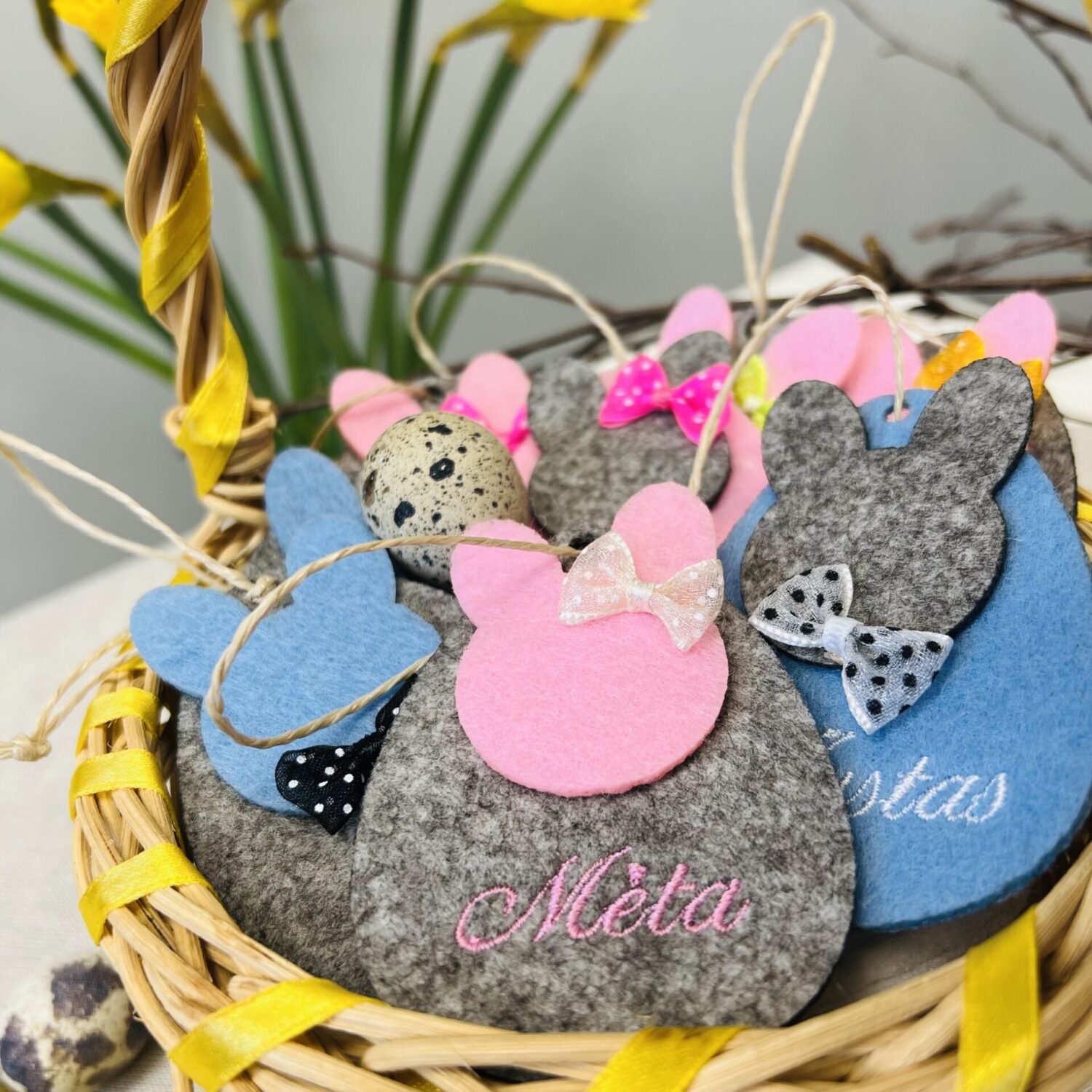 Personalizuotas kiaušinis su išsiuvinėtu vardu.