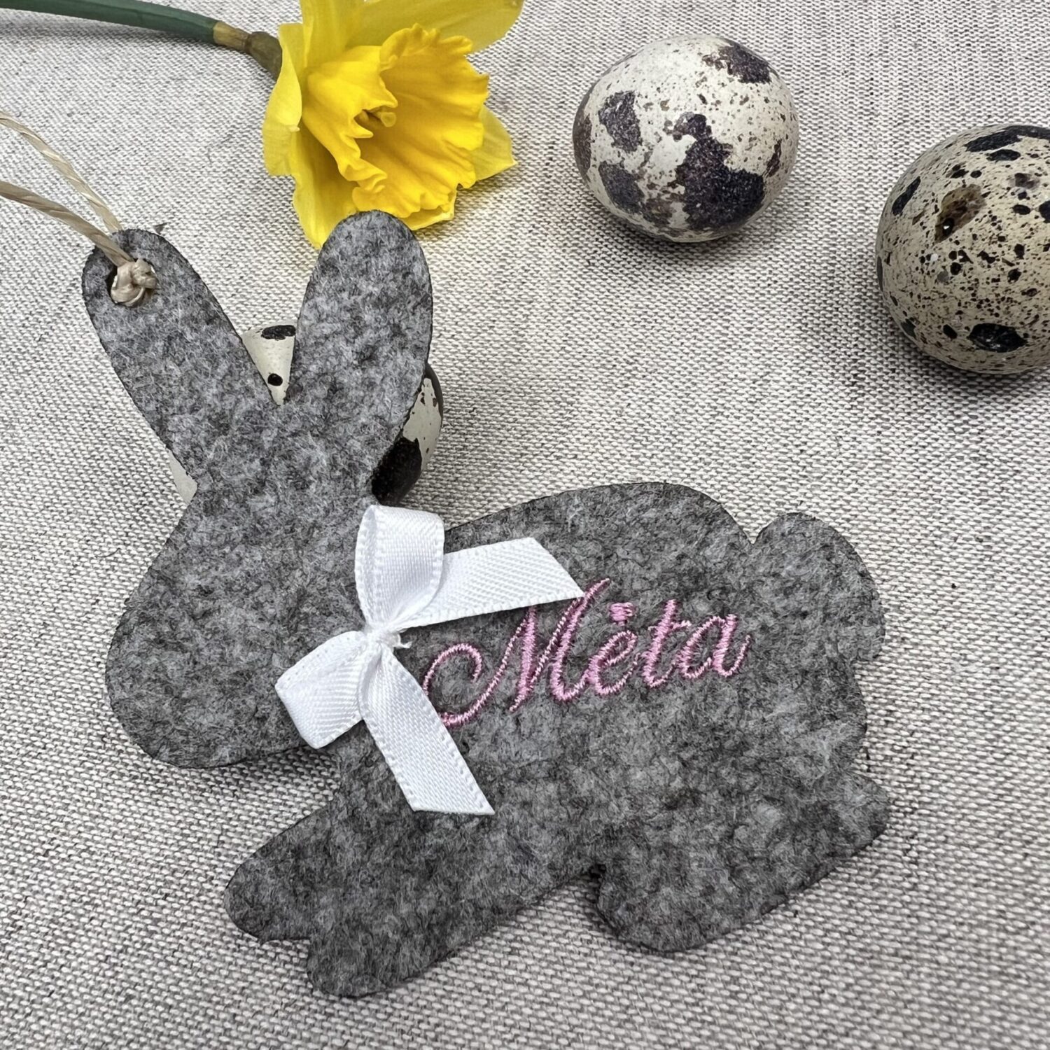 Pakabinamas velykinis zuikis su išsiuvinėtu vardu.