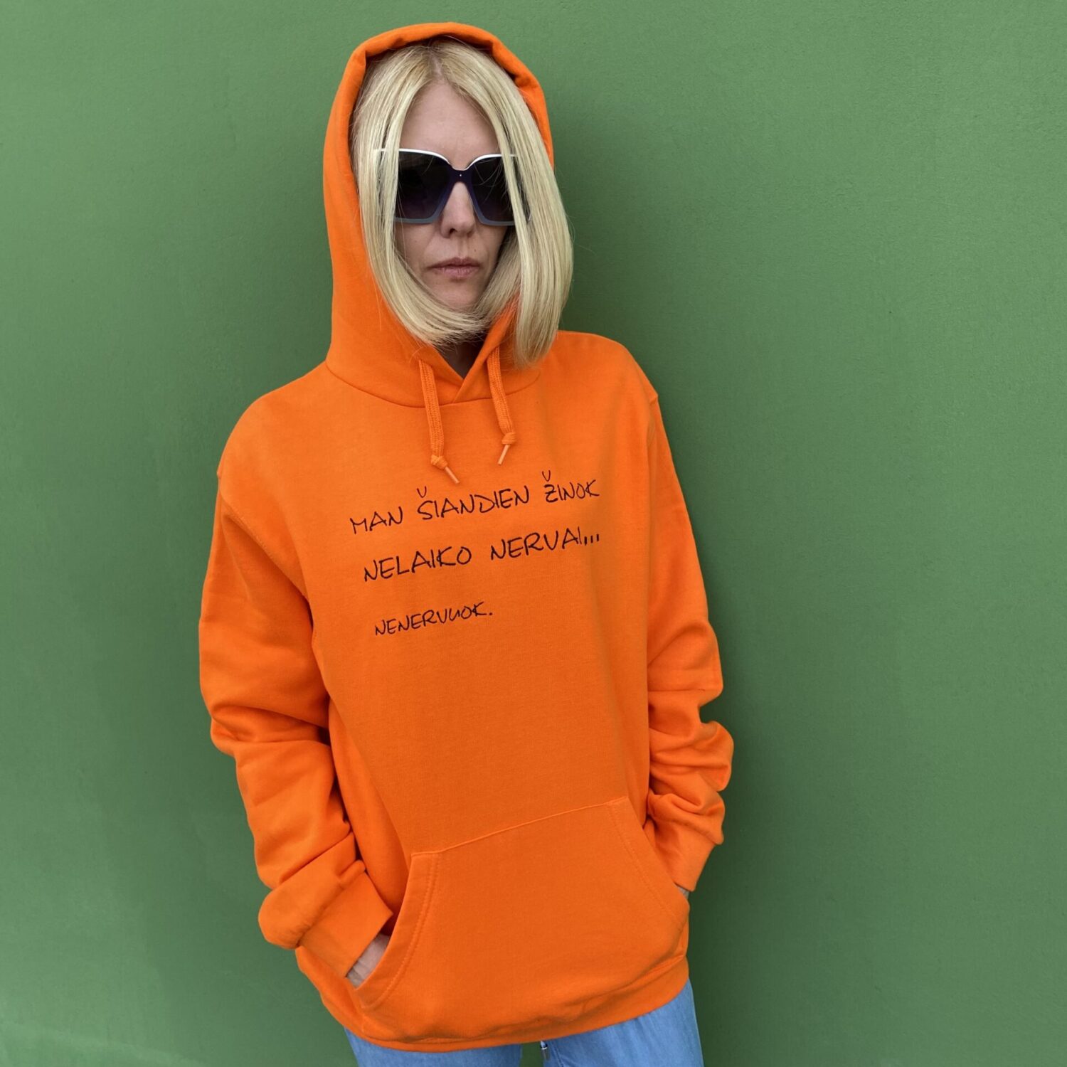 Džemperis "NENERVUOK" su kapišonu ir kišene