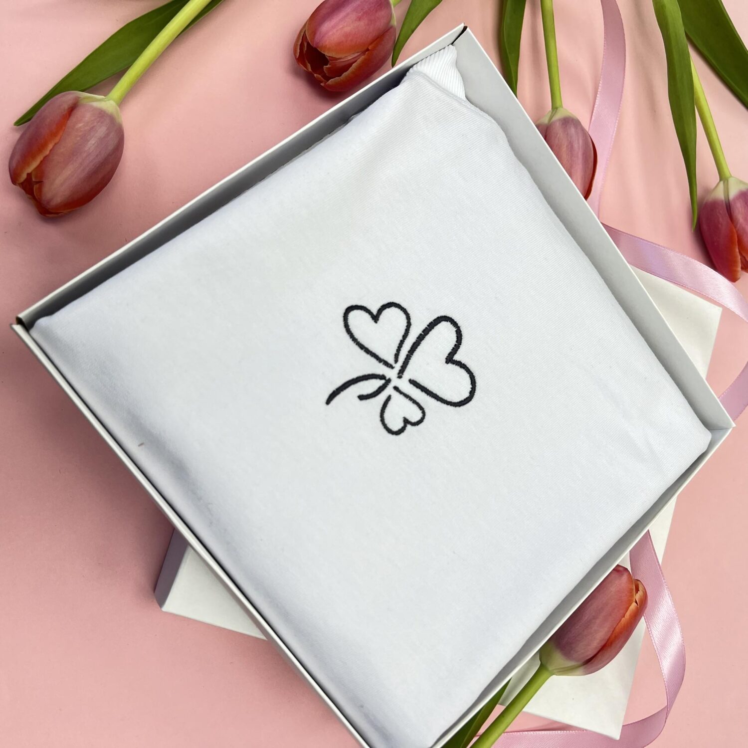 Laimės simboliukas-mamos dobiliukas.