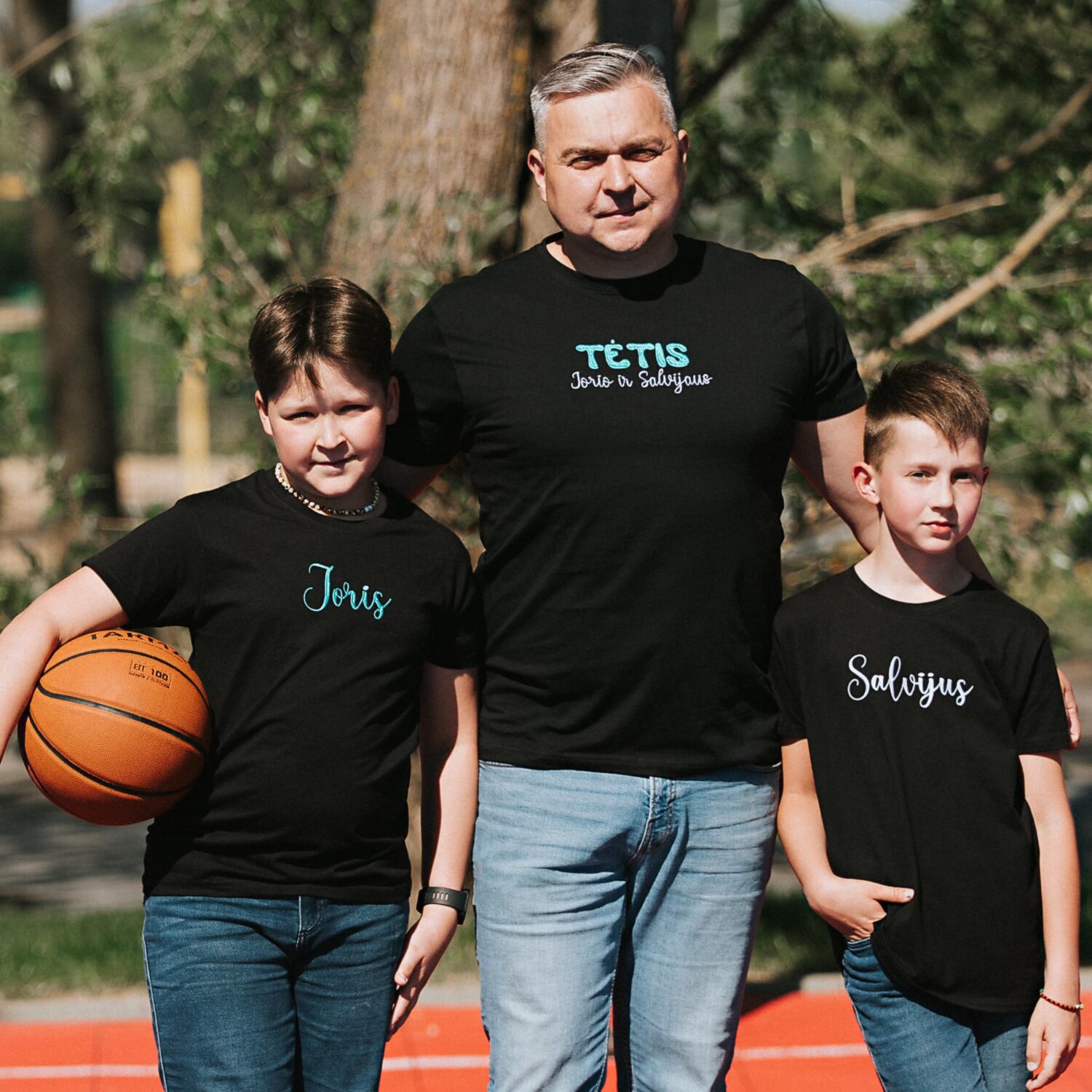 Marškinėliai su išsiuvinėtu "Tėtis su vaikų vardais"