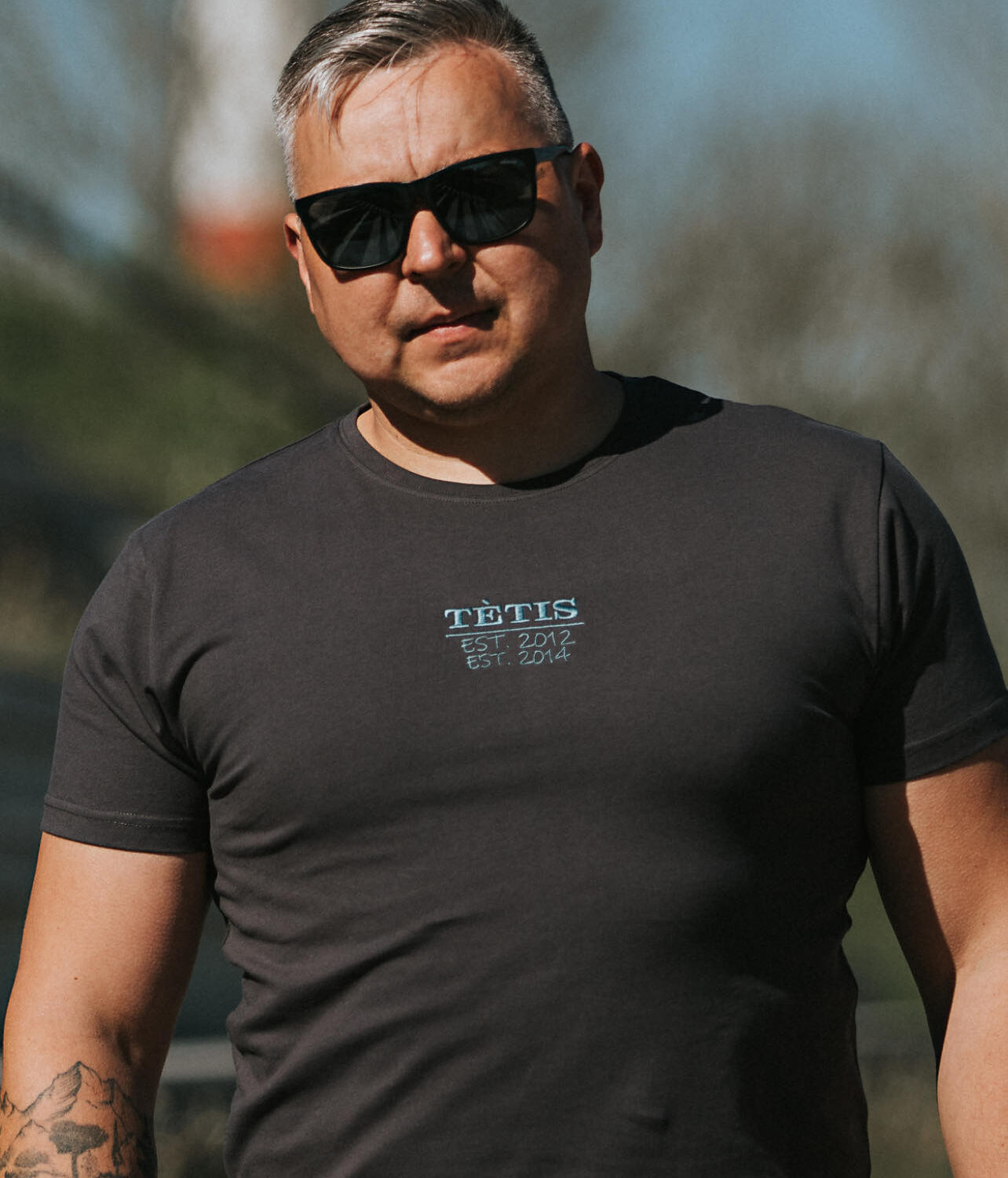 Marškinėliai su išsiuvinėtu "Tėtis EST."