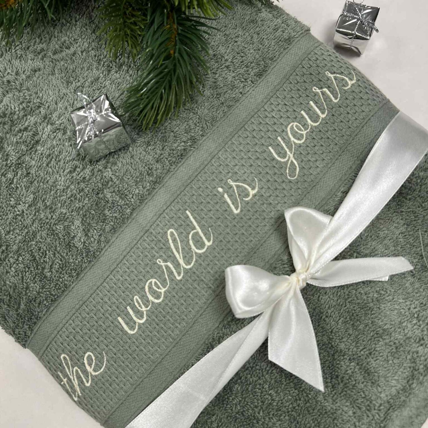 Išsiuvinėtas rankšluostis "Pasaulis tavo"