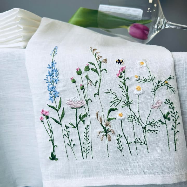 Natūralaus lino servetėlė išsiuvinėta "Laukinių gėlių laukas"