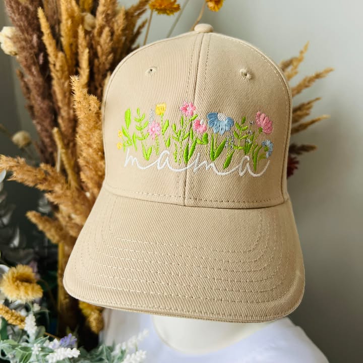 Kepurė MAMAI su išsiuvinėta pieva laukinių gėlių